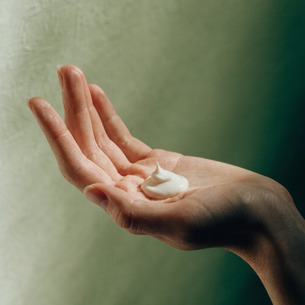 Detalle de la crema Aurelia sobre la piel